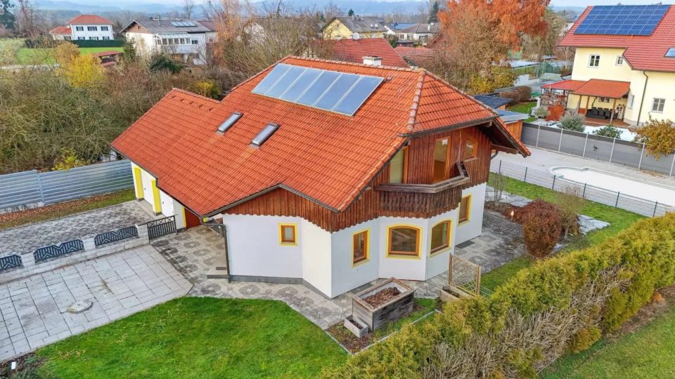 Gepflegtes Einfamilienhaus mit 7 Zimmern, Balkon, Garten und Garage in Mining