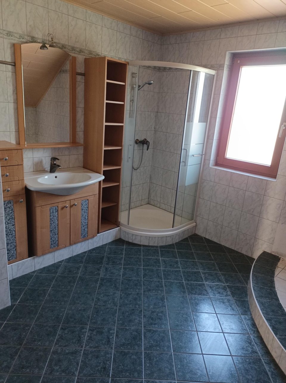 Gepflegtes Einfamilienhaus mit 7 Zimmern, Balkon, Garten und Garage in Mining, Bild 6 von 29
