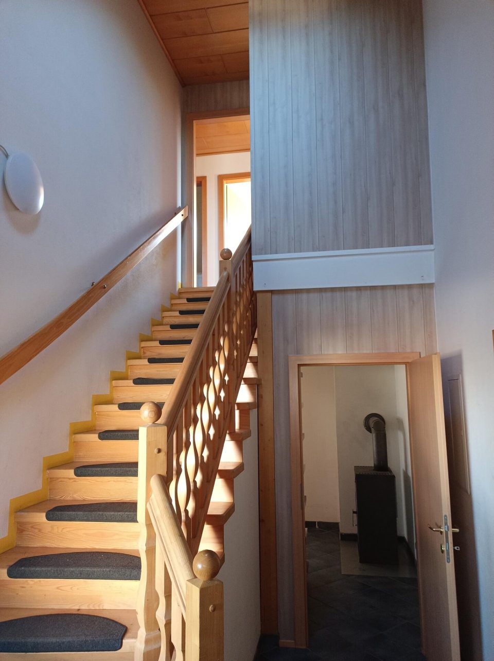 Gepflegtes Einfamilienhaus mit 7 Zimmern, Balkon, Garten und Garage in Mining, Bild 10 von 29