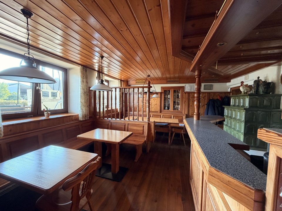 Gastzimmer mit Schank, Wohn- und Geschäftshaus in Steinhaus