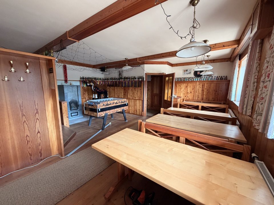 Nebenzimmer mit Kachelofen, Wohn- und Geschäftshaus in Steinhaus